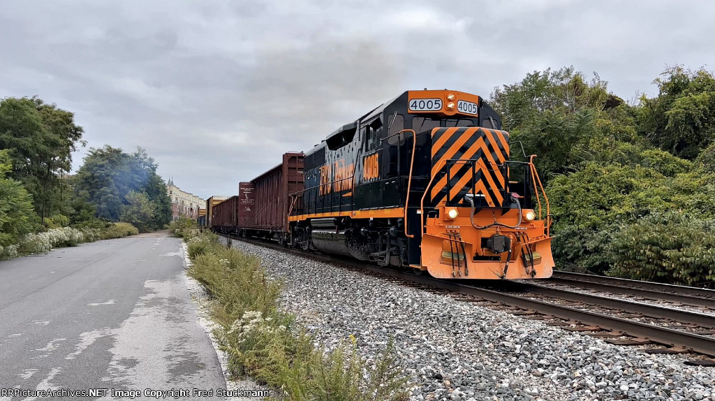 AB 4005 heads to Barberton with a cut of transfer cars.